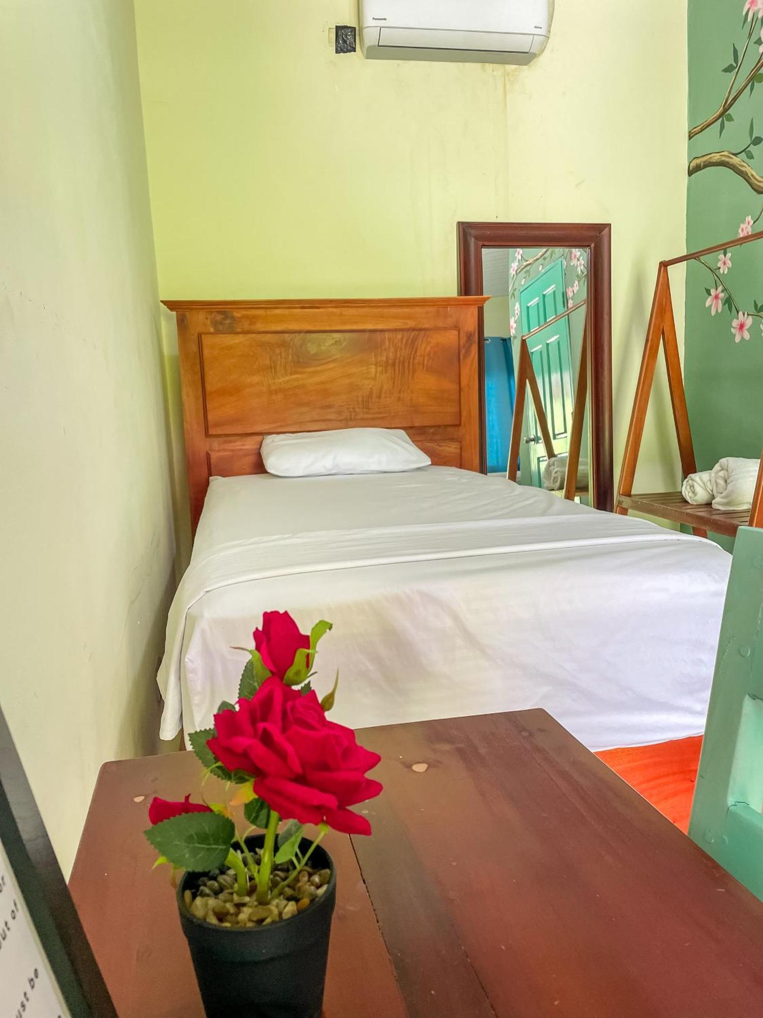 Hostal Eden Мойогалпа Екстериор снимка